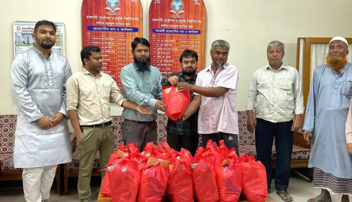 ঈদ সামগ্রী পেয়ে খুশি রুয়েটের কর্মচারীরা