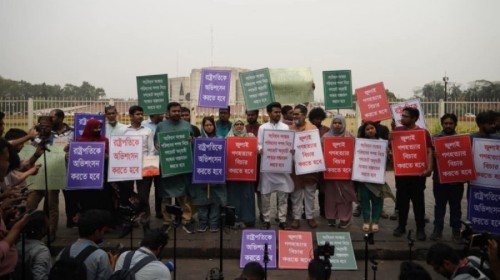 রাষ্ট্রপতির অভিশংসনসহ তিন দফা দাবিতে সংসদের সামনে এনসিপির অবস্থান