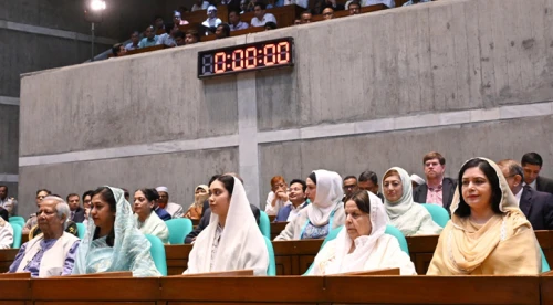সংসদের দর্শকসারিতে প্রধানমন্ত্রীর পরিবারের সঙ্গে ড. ইউনূস