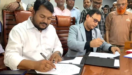 পায়ে হেঁটে রাসিক প্রশাসকের দায়িত্ব নিলেন বিএনপি নেতা রিটন