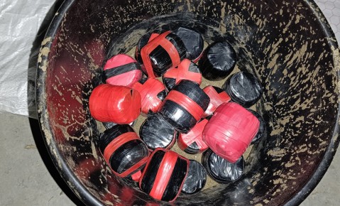 রাজশাহীতে র‌্যাবের অভিযানে ২১ টি ককটেল ও দেশীয় অস্ত্রশস্ত্র উদ্ধার