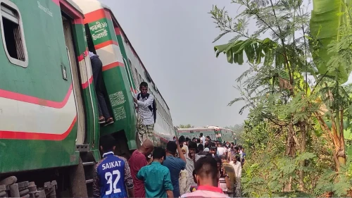 সান্তাহারে ট্রেন দুর্ঘটনা: সহকারী স্টেশন মাস্টার সাময়িক বরখাস্ত