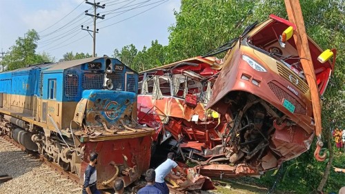 ‘চোখ খুলেই দেখি ট্রেন আমাদের টেনেহিঁচড়ে নিয়ে যাচ্ছে’