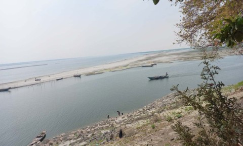 পদ্মায় খন্ড খন্ড চর, ঝুঁকিতে নৌ চলাচল