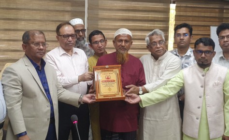 ট্রেনের দুর্ঘটনা থেকে রক্ষাকারী এনামুল হককে সম্মাননা দিলো রাজশাহী রেল বিভাগ