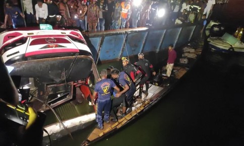 দৌলতদিয়া ঘাটে বাসডুবির ঘটনায় পৃথক দুই তদন্ত কমিটি গঠন