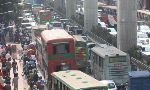 ফিলিং স্টেশনে ভিড়, স্থবির ঢাকার সড়ক