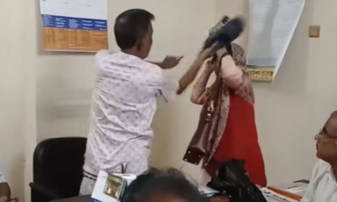 কলেজ শিক্ষিকাকে বিএনপি নেতার জুতাপেটা, নেপথ্যে কী