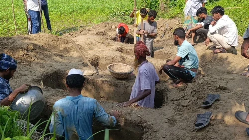 কাপাসিয়ায় পাশাপাশি কবরে চিরনিদ্রায় মা, তিন মেয়েসহ ৫ জন