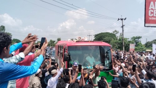 কুমিল্লায় পথে পথে নেতাকর্মীদের ভালোবাসায় সিক্ত প্রধানমন্ত্রী