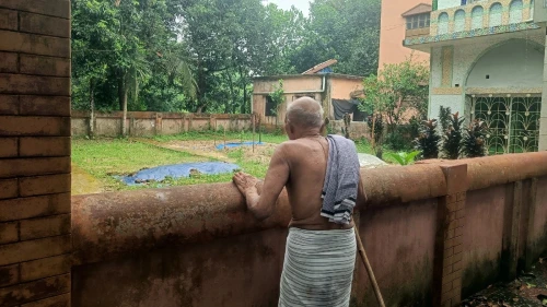 রামিসার কবরের পাশে দাঁড়িয়ে নির্বাক ৯০ বছরের দাদা