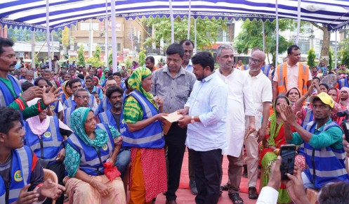 প্রধানমন্ত্রীর ঈদ উপহার পেলেন রাসিকের ১২৩৭ জন পরিচ্ছন্নতাকর্মী