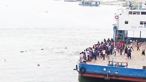 ফেরিঘাটে আবারও যাত্রীবাহী বাস পড়ল পদ্মা নদীতে