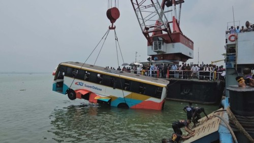পদ্মা নদীতে পড়ে যাওয়া বাসটি উদ্ধার