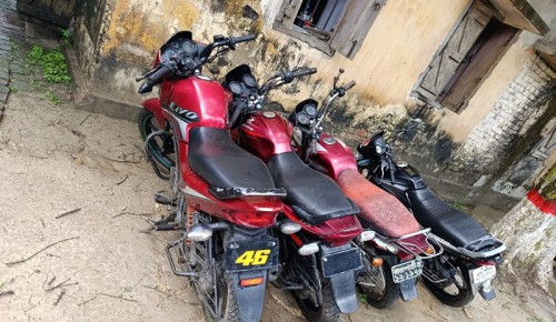 বাগমারায় মাদক কারবারীর বাড়িতে পুলিশের অভিযান, ৪ মোটরসাইকেল জব্দ