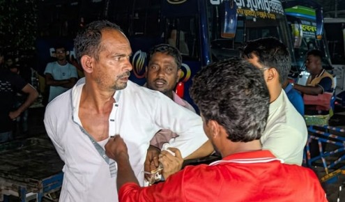 প্রতারণার অভিযোগে বিএনপি নেতাকে গণপিটুনি দিয়ে পুলিশে সোপর্দ