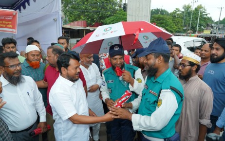 রাজশাহীতে রেড ক্রিসেন্টের উদ্যোগে পথচারীদের মাঝে ছাতা বিতরণ