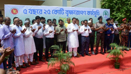 রাজশাহীতে বৃক্ষরোপণ কর্মসূচির সূচনা করলেন মিনু