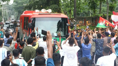 ফুল ছিটিয়ে প্রধানমন্ত্রীকে স্বাগত জানালেন চা শ্রমিকরা