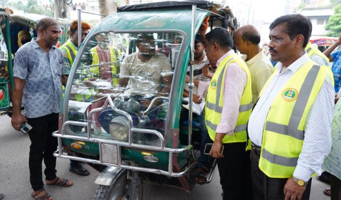 অটোরিকশার অতিরিক্ত ভাড়া আদায় ঠেকাতে মাঠে রাসিকের রাজস্ব বিভাগ
