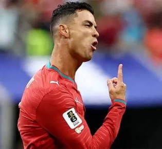 ইতিহাস গড়ে গিনেস বুকে রোনালদো