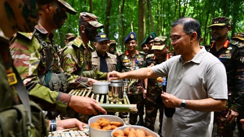 সেনাবাহিনীর গ্রীষ্মকালীন মহড়ায় আকস্মিক পরিদর্শন প্রধানমন্ত্রীর
