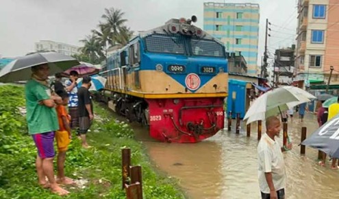 টানা বর্ষণে চট্টগ্রামে জলাবদ্ধতা, ট্রেন আটকা