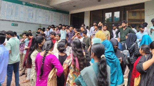 শিক্ষামন্ত্রীর পদত্যাগের দাবিতে রাজশাহী শিক্ষা বোর্ড ঘেরাও
