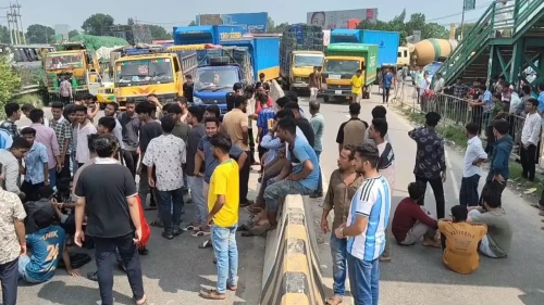 শিক্ষামন্ত্রীর পদত্যাগের দাবিতে মহাসড়ক অবরোধ
