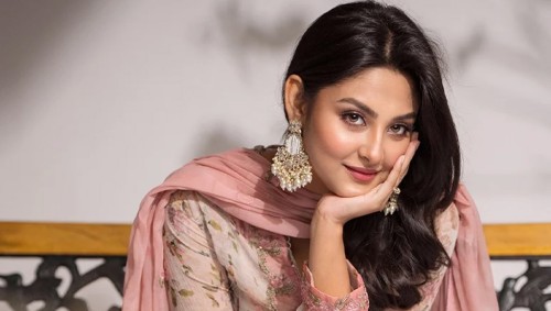 রহস্যময় পাকিস্তান সফরে নাজনীন নীহা