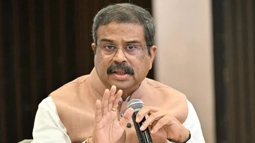 ‘ককরোচদের’ বিক্ষোভের মুখে ভারতের শিক্ষামন্ত্রীর পদত্যাগ