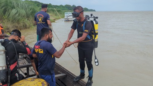 রাজশাহীর পদ্মায় নৌকাডুবিতে  বাবা-ছেলে নিখোঁজ