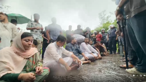 এবার বাহুবলে এনসিপির গাড়িবহর আটকে দিল পুলিশ