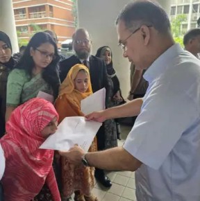 প্রতিবন্ধী তিন ব্যক্তির হাতে নিয়োগপত্র তুলে দিলেন প্রধানমন্ত্রী