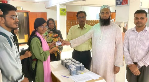 রুয়েটের নবীন শিক্ষার্থীরা পেলেন মেশিন রিডেবল লাইব্রেরি কার্ড