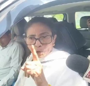 মমতার গাড়িতে ইট-পাথর নিক্ষেপের অভিযোগ