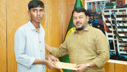 অদম্য মেধাবী শিক্ষার্থী ফাহিম আলীর পাশে রাসিক প্রশাসক
