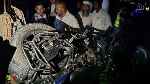 বাসের ধাক্কায় সড়কে ঝরলো ৩ বন্ধুর প্রাণ