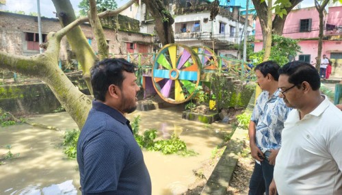মন্নুজান স্কুলের সামনের ফুটওভার ব্রিজের ফাটল পরিদর্শন করলেন রাসিক প্রশাসক