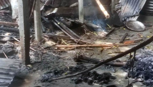 বাঘায় পরকীয়ার অভিযোগে যুবককে মারধর,বাড়িতে আগুন