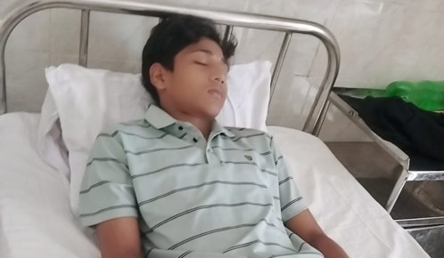 চাঁপাইনবাবগঞ্জের স্কুলে শিক্ষকের বেধড়ক পিটুনিতে রামেকে ভর্তি ছাত্র