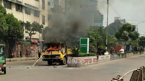 ফুটপাতে উচ্ছেদ অভিযানে বাধা, সিটি করপোরেশনের গাড়িতে আগুন