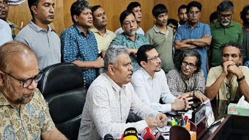 সাংবাদিকদের দাবির মুখে রাবির জিয়া হলের প্রভোস্টকে অব্যাহতি