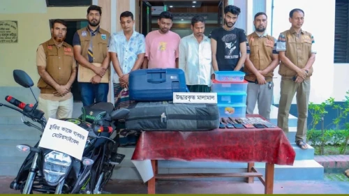 ক্রিকেটারদের আট লাগেজ চুরি, পরে উদ্ধার