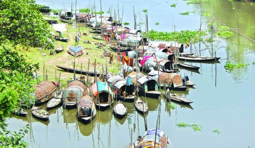 নদীর বুকে আর দেখা যায় না ভাসমান বেদেবহর